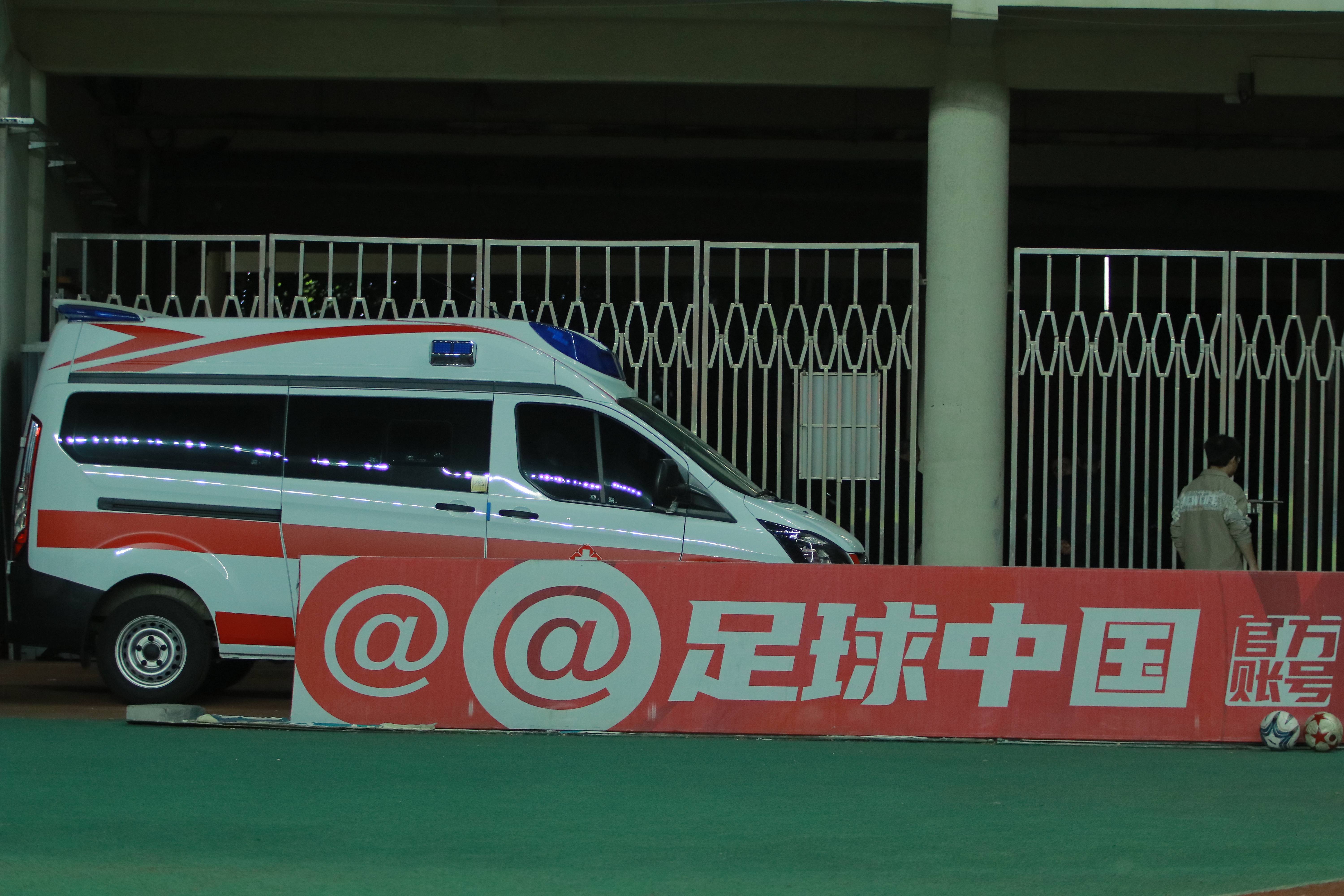 包含破冰之战：足球赛区新晋球队挑战老牌劲旅的词条